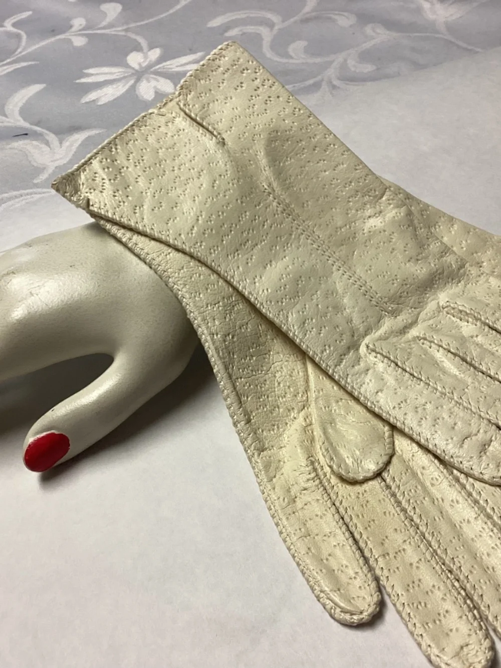 DEERSKIN.GLOVES. IVORY.  color absolutely beautiful incredibly 6/1/2